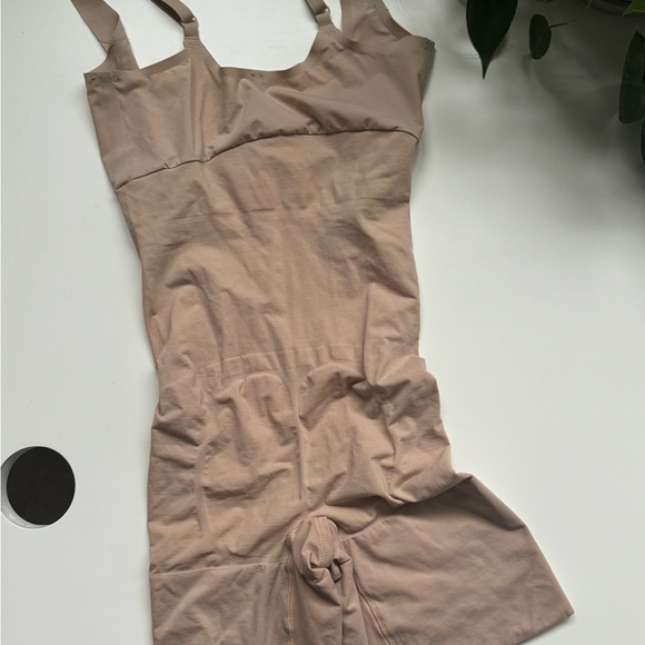 SPANXsculpt™ Seamless Power Open-Bust Mid-Thigh Bodysuit
Brand new, never worn.S - Picture 4 of 5